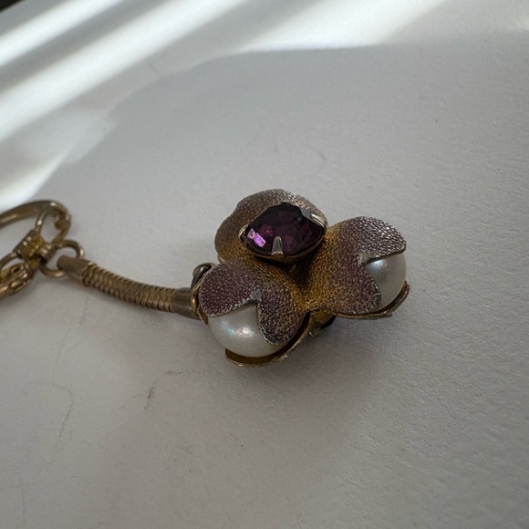 Vintage Gold Pearl Amethyst Flower Keychain - Picture 5 of 7